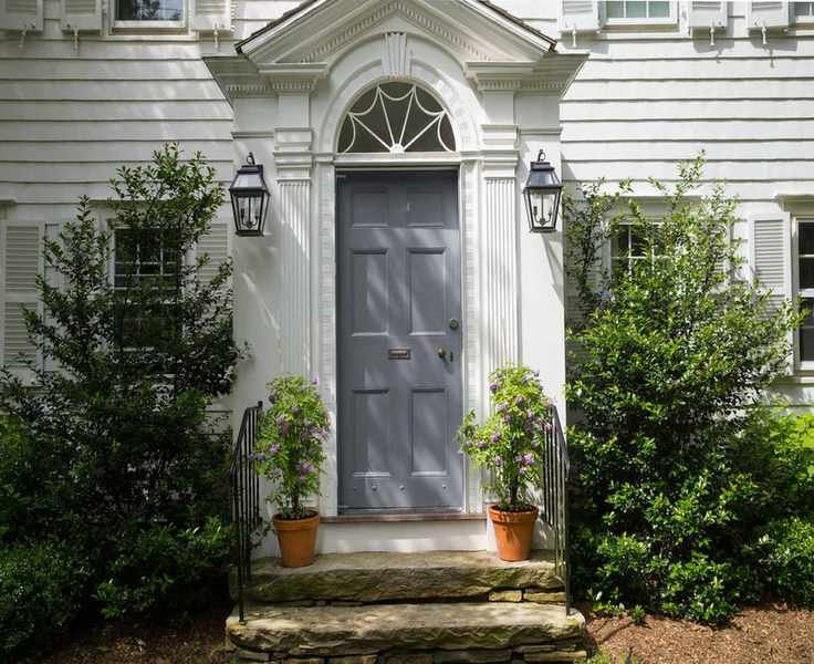 Painting Your Front Door for a Professional Appearance