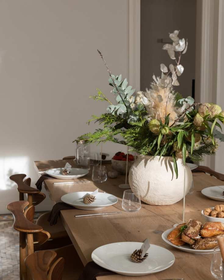 minimalist table decor with pinecone place cards