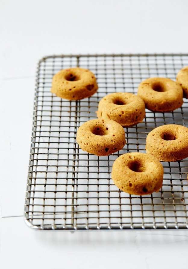 making maple molasses donuts