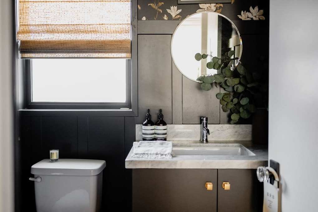 8 Bold Paint Colors That Transform Small Bathrooms, Designers Share
