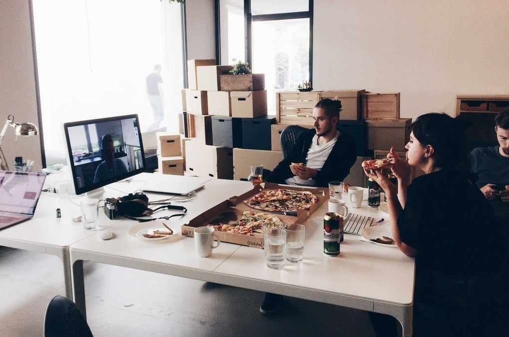 Dealing with Strong Lunch Odors from Coworkers Without Offending