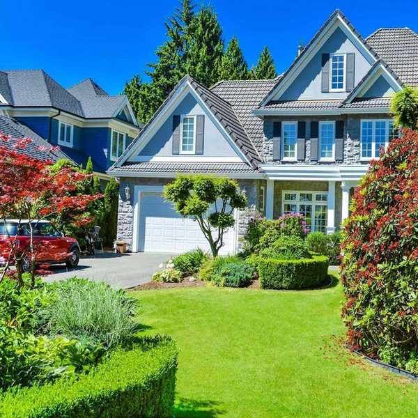 Front of house with driveway and lawn