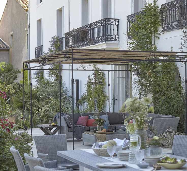 Outdoor entertaining - garden dining