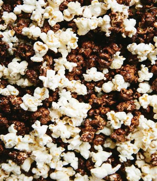 Delicious Black and White Popcorn Recipe for Movie Nights