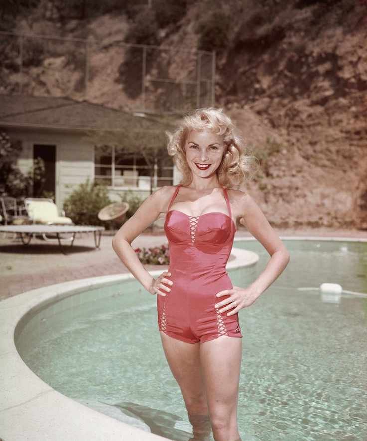 janet leigh at her pool in California