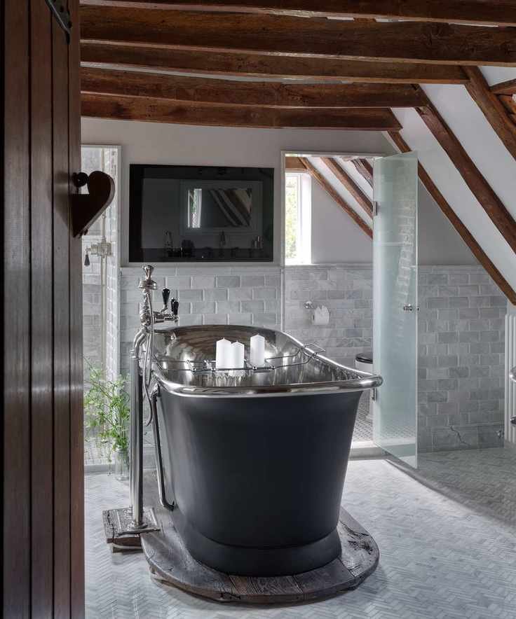 Rustic bathroom with wood beams, TV and tiled floor
