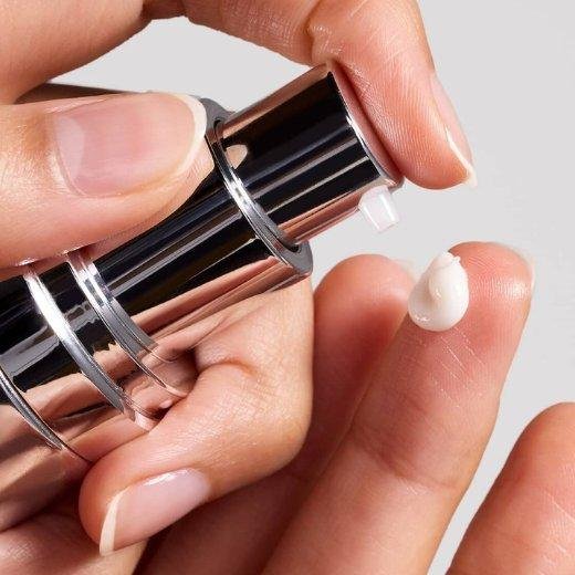 Image of Daily Dynamic Hydrator being applied on the finger