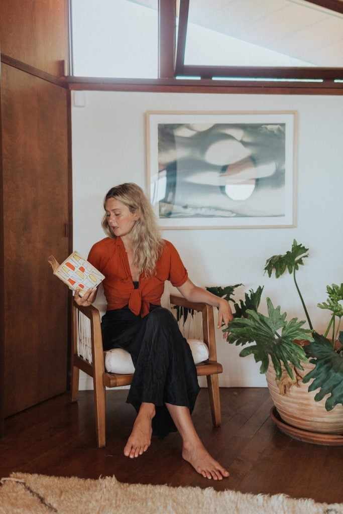 Nitsa Citrine reading Malibu_books to read in your 30s