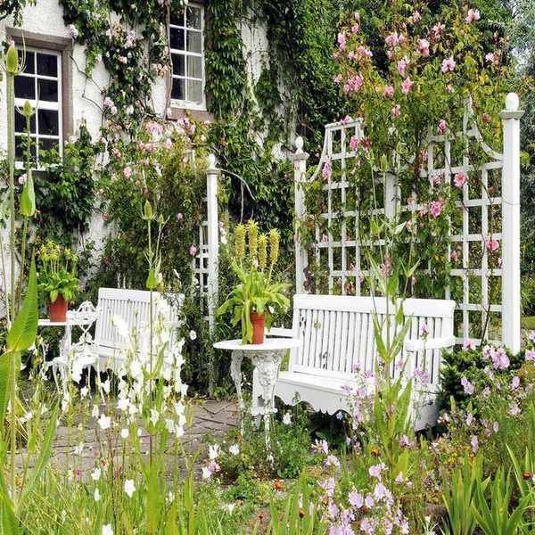 Trellis creating separate areas in a garden with seating