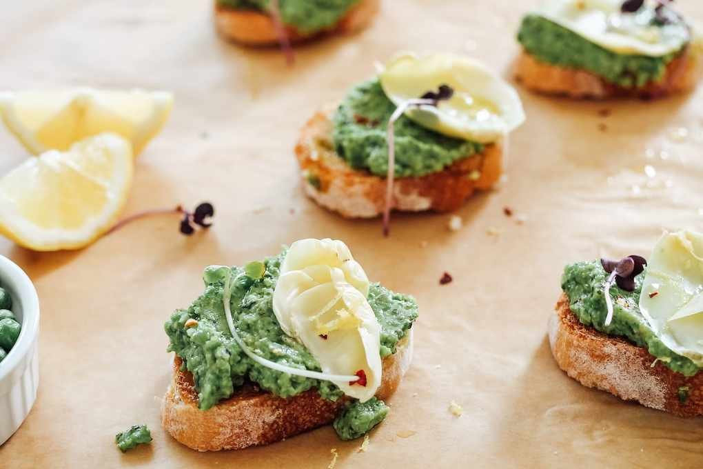 Delicious Artichoke and Pea Crostini Perfect for Summer Snacking