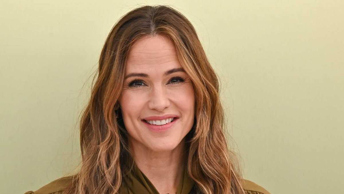 Jennifer Garner's Minimalist Poolside Oasis Redefines Quiet Luxury for 2026