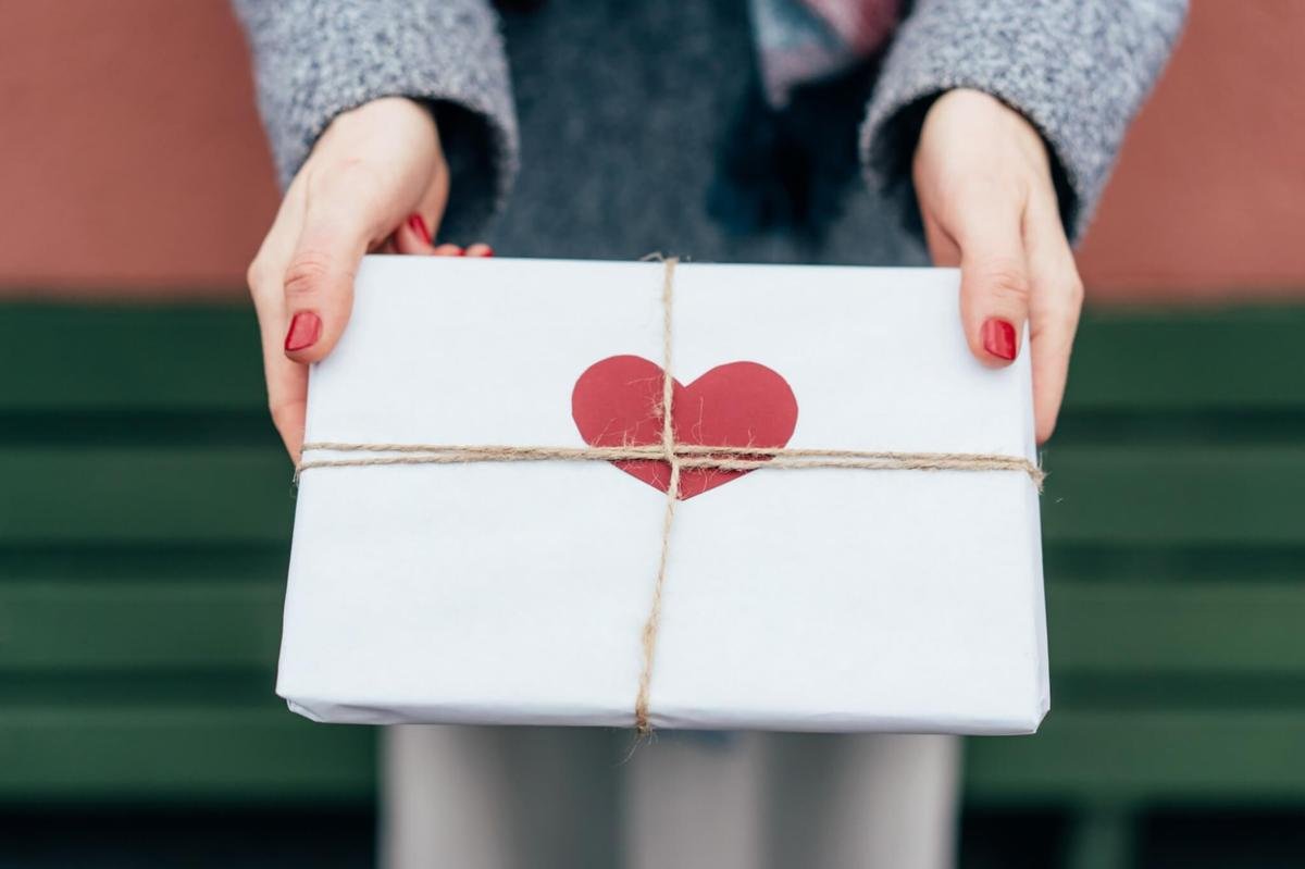 7 Thoughtful Valentine's Day Gifts to Help You and Your Partner Save