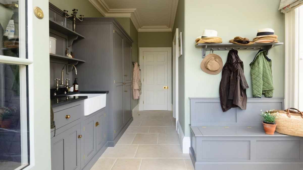 7 Expert Tips for a Clutter-Free Mudroom