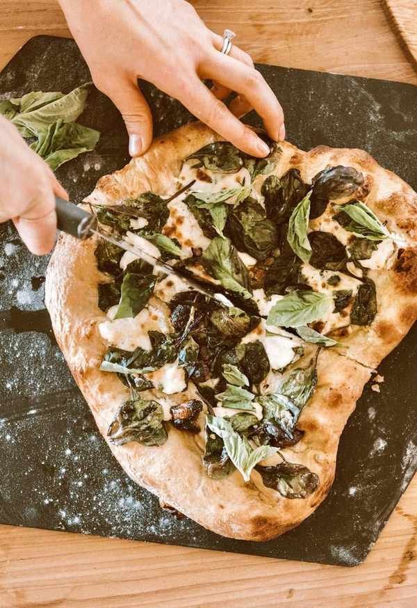 Spinach ricotta pizza with crispy crust and creamy topping
