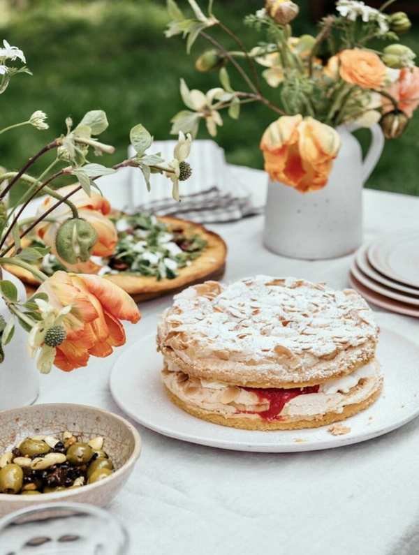 rhubarb meringue cake