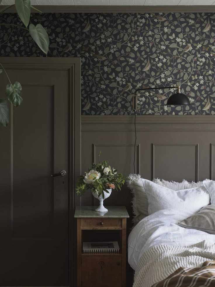 Dark floral borastapeter SA&amp;#778;NGFA&amp;#778;GLAR wallpaper in bedroom