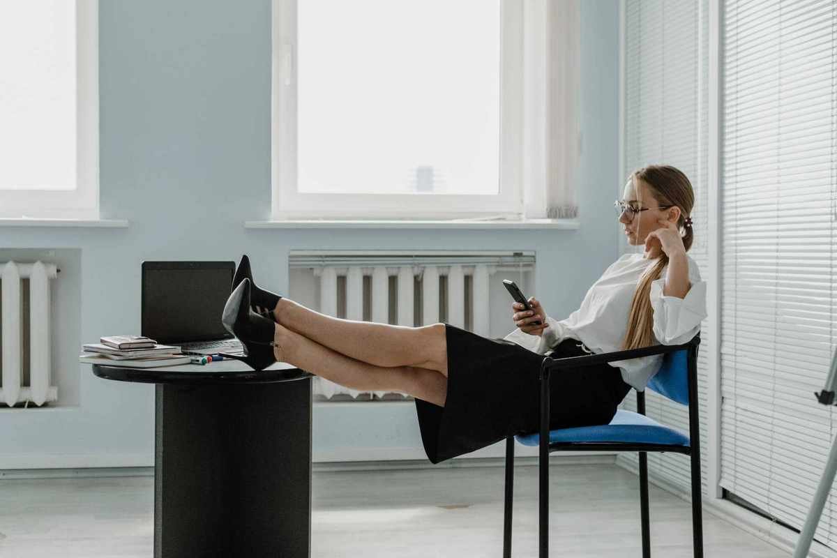 Returning to the Office: Navigating Today's Dress Code Expectations
