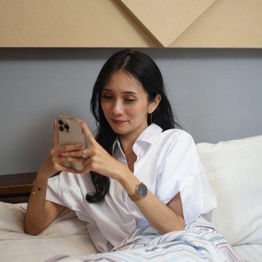 Tech's Hidden Impact: How Screens Might Be Aging Your Skin