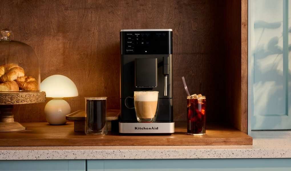 Compact Espresso Machine Delivers Café-Quality Coffee Without Clutter