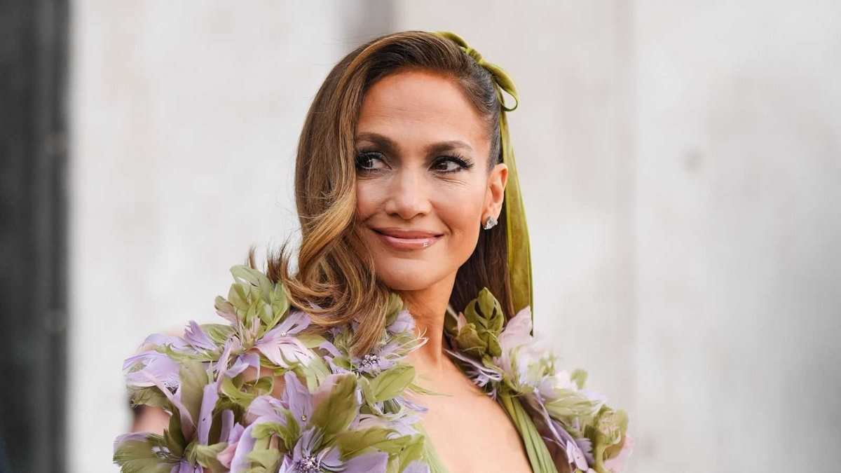 Jennifer Lopez's Timeless 2004 Pool: Mediterranean Vibes for 2026