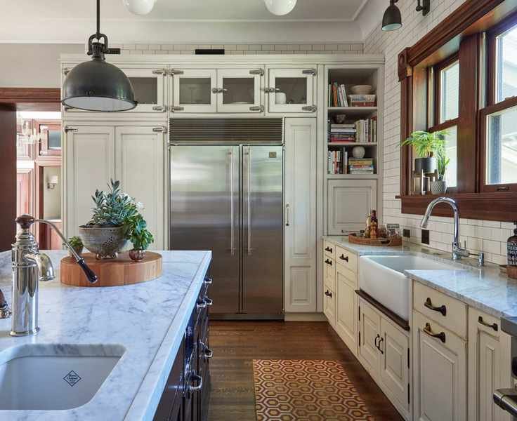 Modern and timeless kitchen with marble countertops and pendant lighting