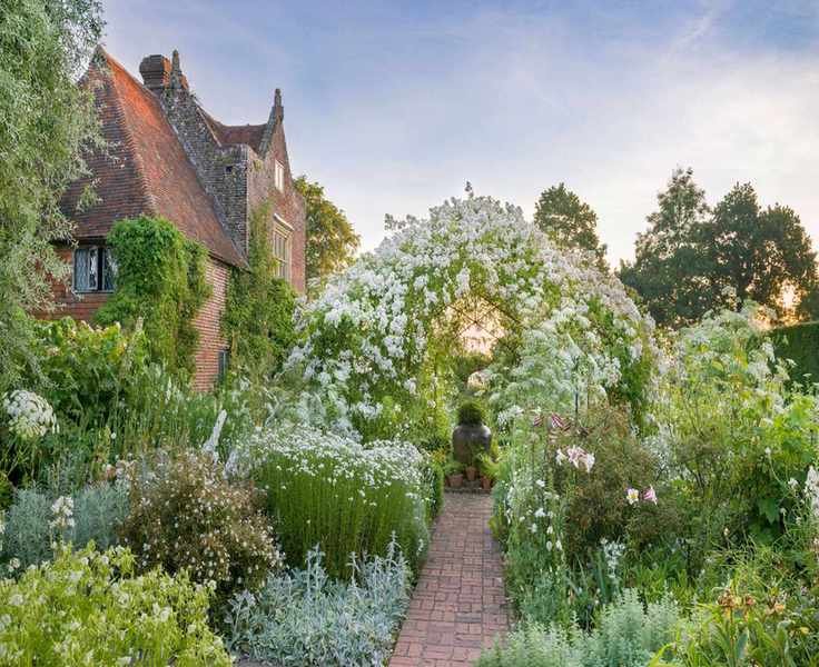 Elegant White Garden Ideas: 10 Stunning Designs for Every Space