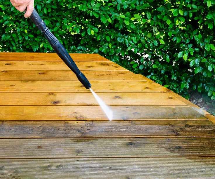 Cleaning a wooden deck with a pressure washer