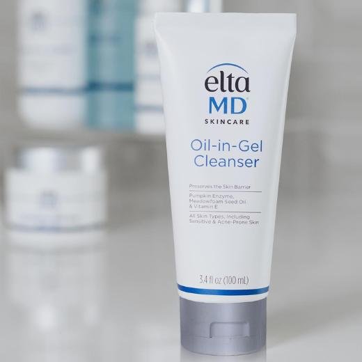Achieve Glowing Skin with an Oil-in-Gel Cleanser