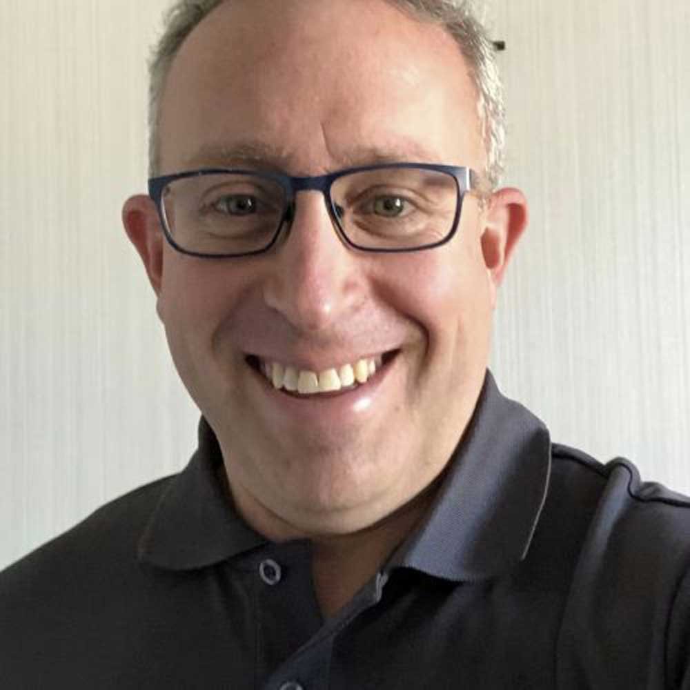 headshot of Eli Massar a painting expert with grey hair and glasses