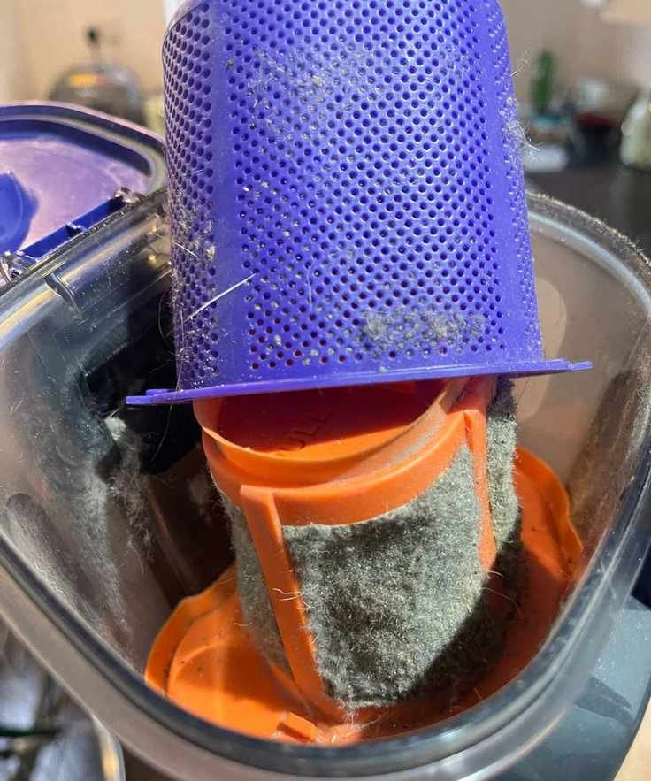 Dustbin with clogged filter