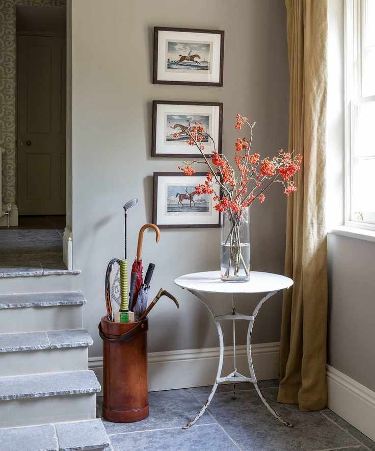 Neutral hallway with grey floor