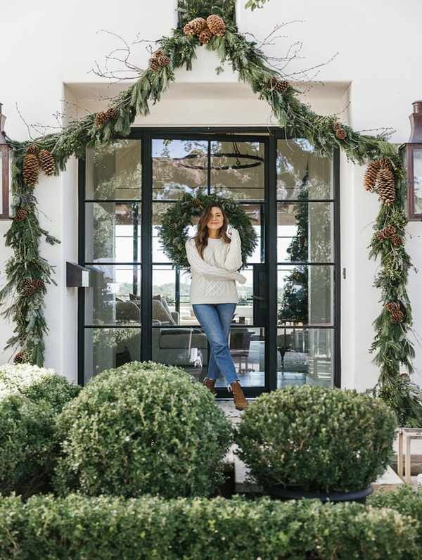 Chic and Festive: 20 Outdoor Christmas Decor Ideas for a Stylish Welcome