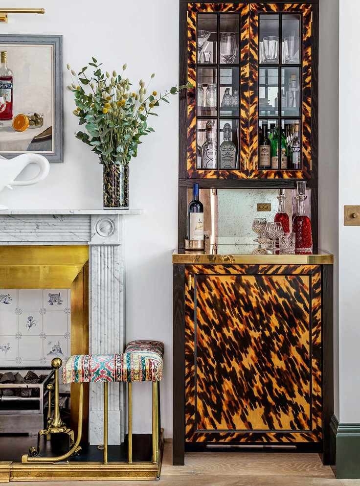 Home bar fitted into an alcove