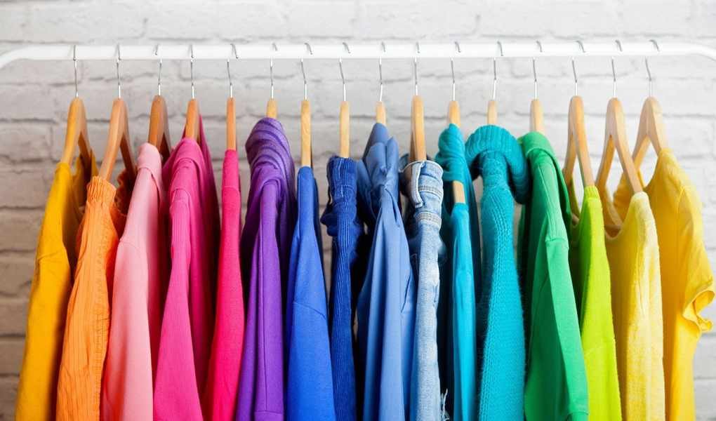6 Tips for Crafting a Color-Organized Closet That Shines