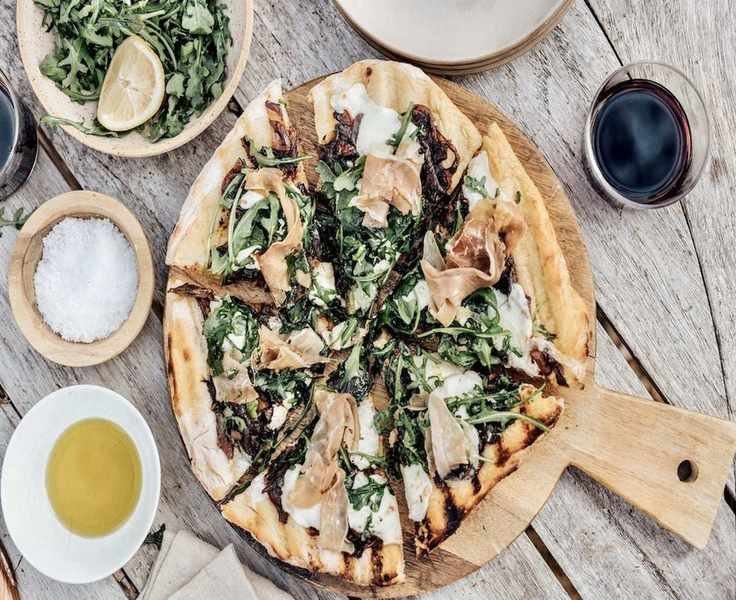 Grilled Caramelized Onion and Prosciutto Pizza for Summer Feasts