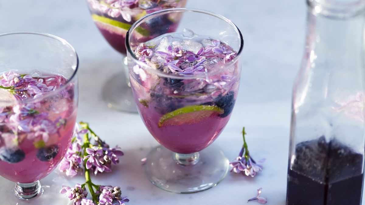 Refreshing Lilac Flower Vodka Sodas for Your Summer Celebrations