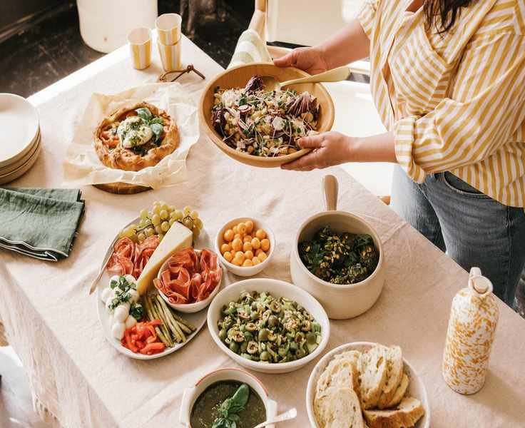 Modern Dinner Party Etiquette: What’s Relevant in 2023