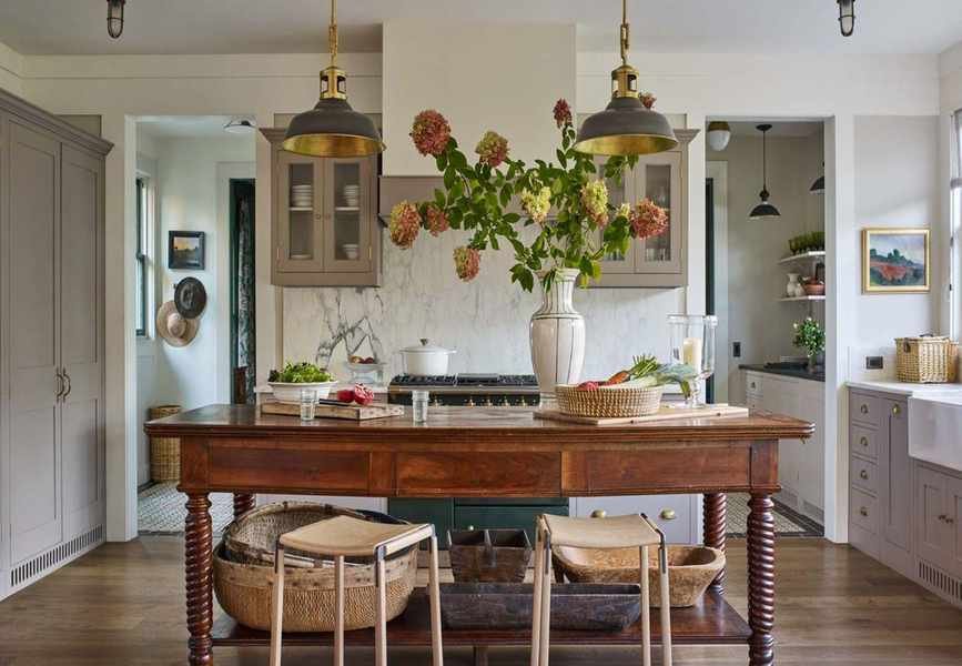 Midimalist Kitchens: Chic Spaces Blending Style and Functionality