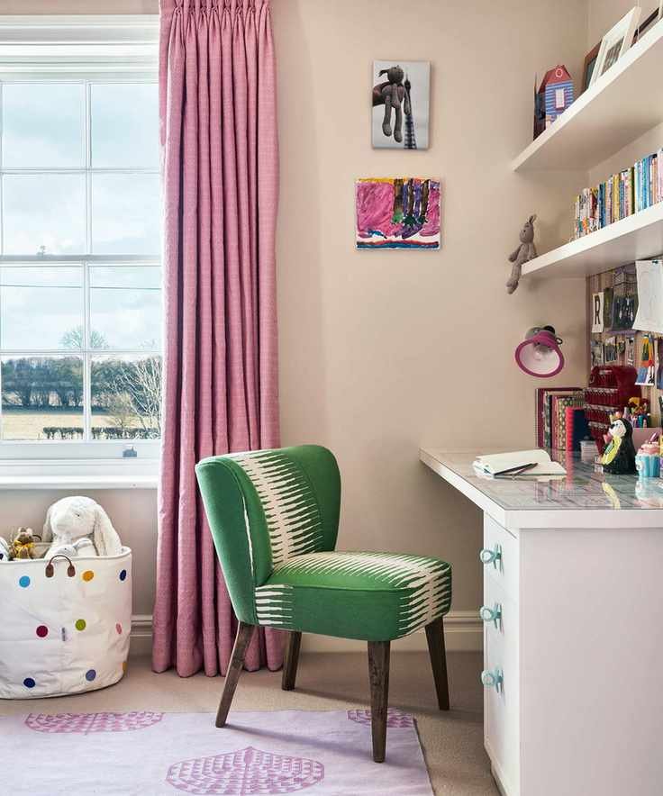 A child's bedroom with beige walls and pink patterned curtains