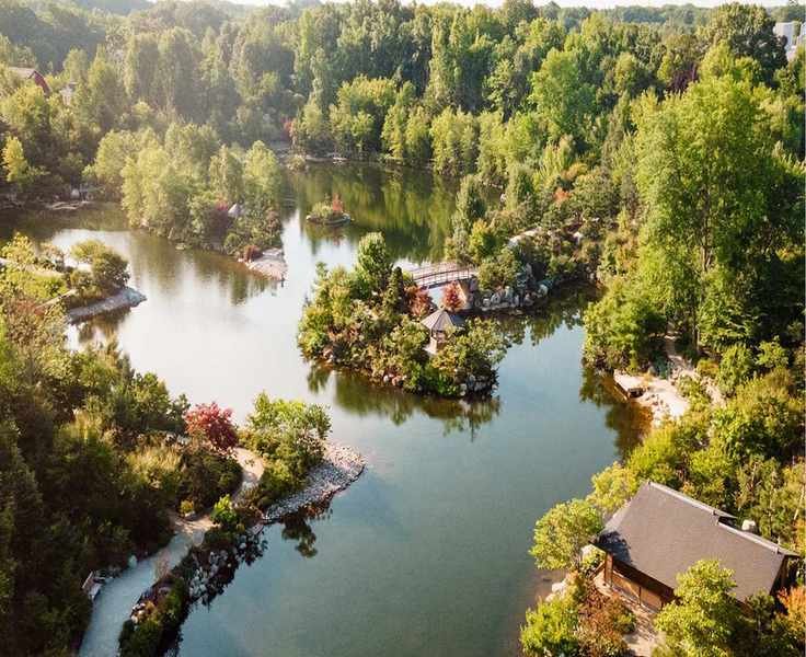 Meijer Japanese Garden, aerial view over the pond in summer