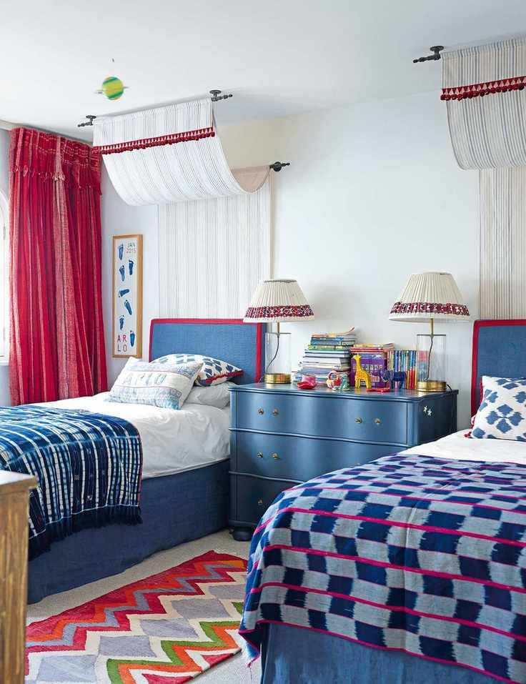 Bedroom layout featuring twin beds